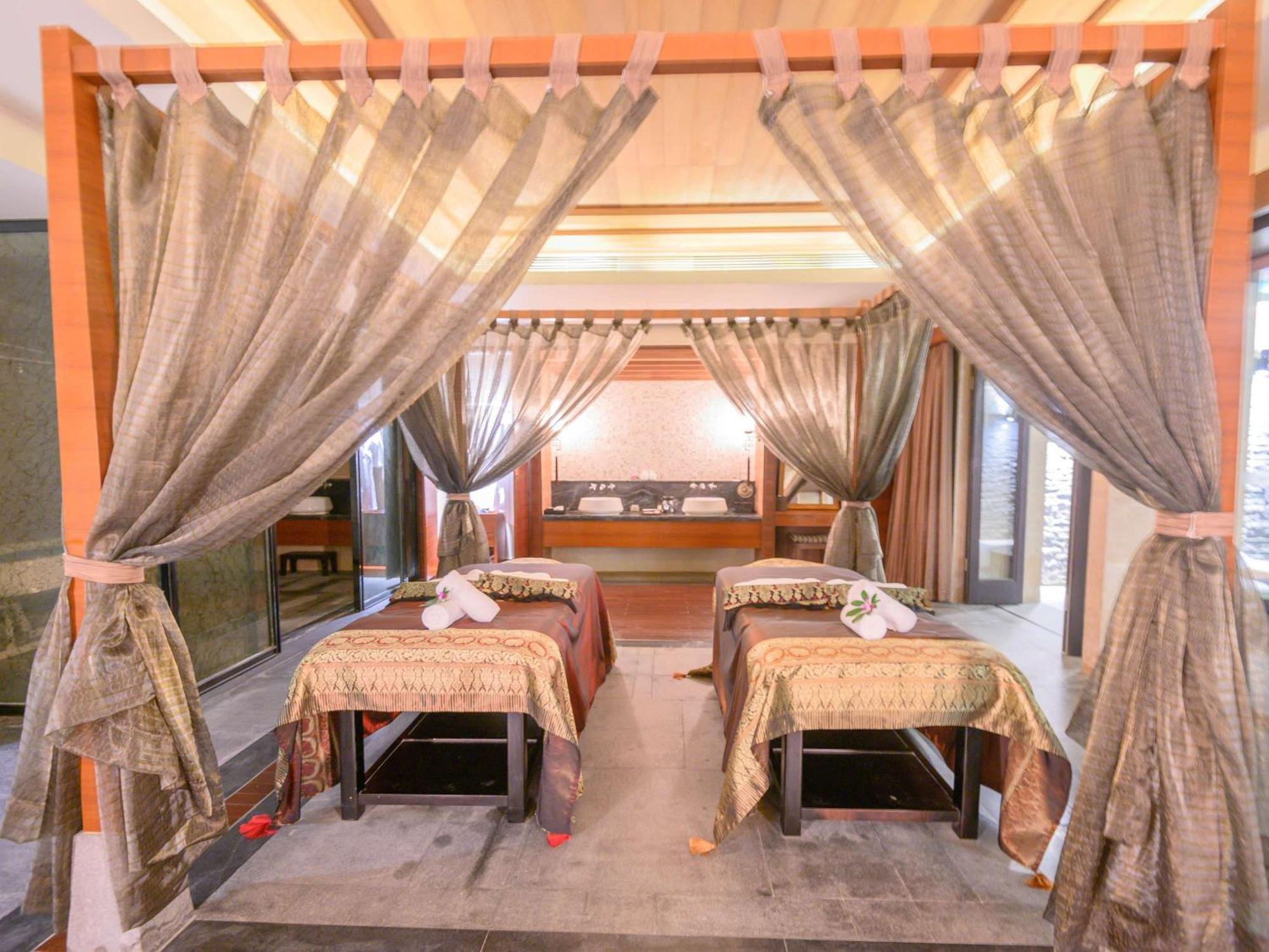 Pullman Oceanview Sanya Bay Resort & Spa Exterior photo