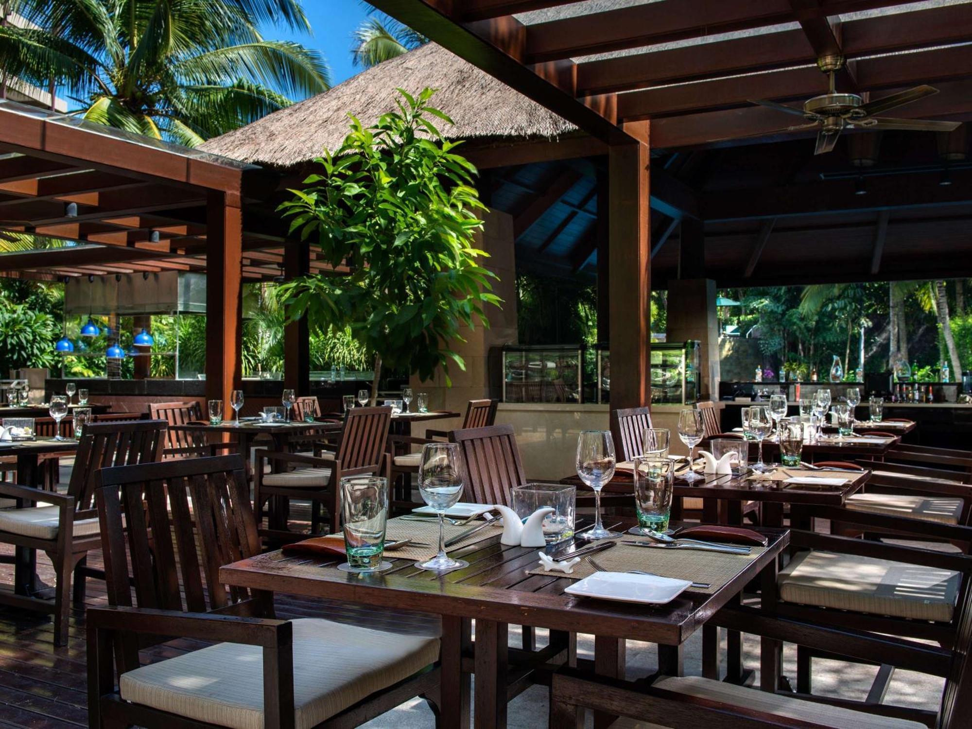 Pullman Oceanview Sanya Bay Resort & Spa Exterior photo