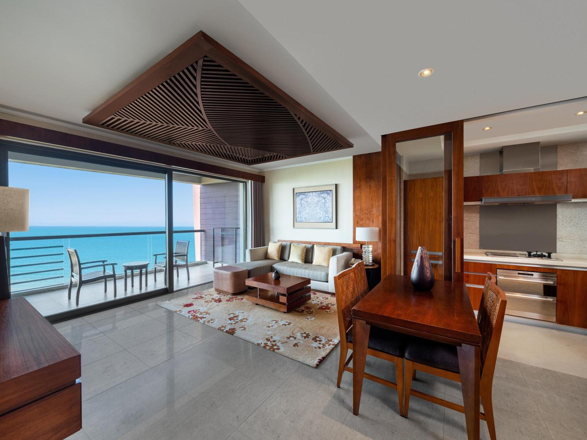 Pullman Oceanview Sanya Bay Resort & Spa Exterior photo